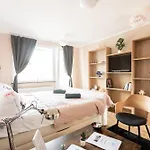 - Zen Haven Luxurious 3-room Japanese-themed With King-size Beds, Balcony, Bamboo Accents, Entertainment Galore & Private Parking - Near Airport & Train Station -