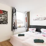- Zen Haven Luxurious 3-room Japanese-themed With King-size Beds, Balcony, Bamboo Accents, Entertainment Galore & Private Parking - Near Airport & Train Station -