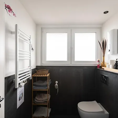 - Zen Haven Luxurious 3-room Japanese-themed With King-size Beds, Balcony, Bamboo Accents, Entertainment Galore & Private Parking - Near Airport & Train Station - Lägenhet