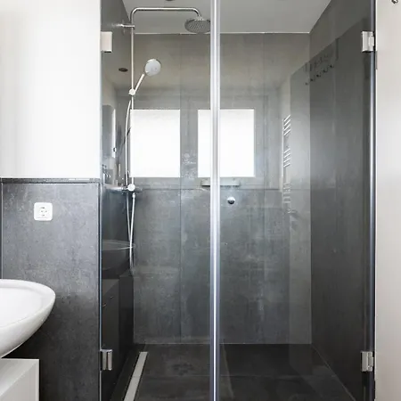 Lägenhet - Zen Haven Luxurious 3-room Japanese-themed With King-size Beds, Balcony, Bamboo Accents, Entertainment Galore & Private Parking - Near Airport & Train Station - Duisburg