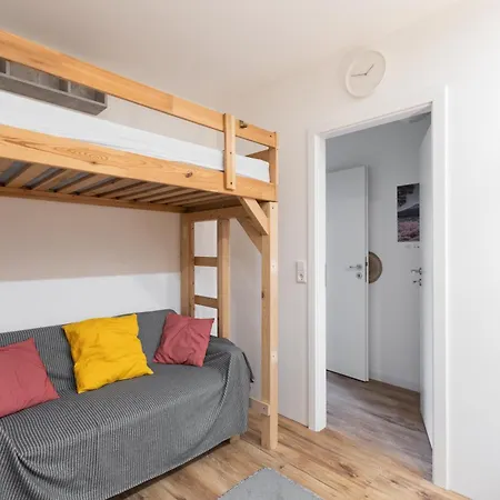 - Zen Haven Luxurious 3-room Japanese-themed With King-size Beds, Balcony, Bamboo Accents, Entertainment Galore & Private Parking - Near Airport & Train Station -