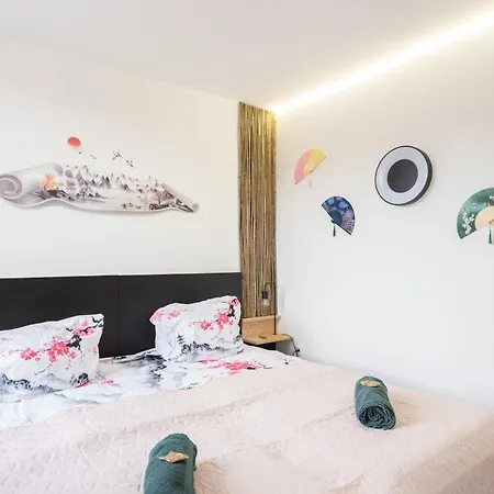 - Zen Haven Luxurious 3-room Japanese-themed With King-size Beds, Balcony, Bamboo Accents, Entertainment Galore & Private Parking - Near Airport & Train Station - Lägenhet