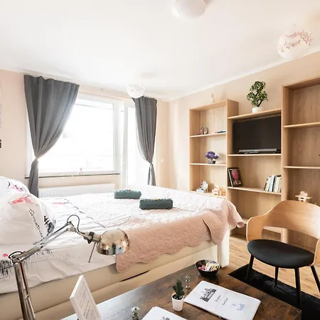 - Zen Haven Luxurious 3-room Japanese-themed With King-size Beds, Balcony, Bamboo Accents, Entertainment Galore & Private Parking - Near Airport & Train Station -