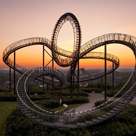 Lägenhet - Zen Haven Luxurious 3-room Japanese-themed With King-size Beds, Balcony, Bamboo Accents, Entertainment Galore & Private Parking - Near Airport & Train Station -