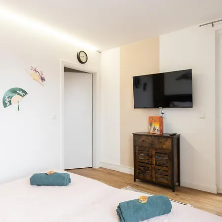 아파트 - Zen Haven Luxurious 3-room Japanese-themed With King-size Beds, Balcony, Bamboo Accents, Entertainment Galore & Private Parking - Near Airport & Train Station - 뒤스부르크