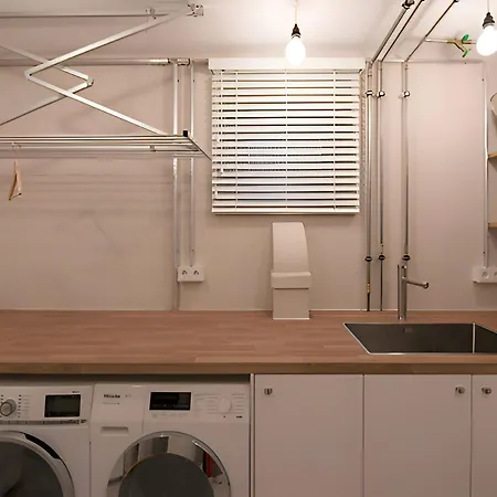 - Zen Haven Luxurious 3-room Japanese-themed With King-size Beds, Balcony, Bamboo Accents, Entertainment Galore & Private Parking - Near Airport & Train Station - Lägenhet