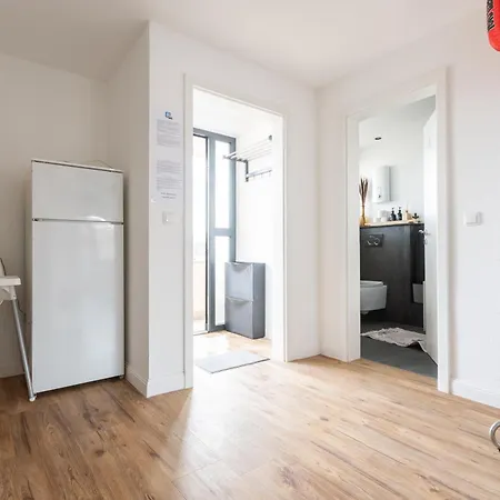 - Zen Haven Luxurious 3-room Japanese-themed With King-size Beds, Balcony, Bamboo Accents, Entertainment Galore & Private Parking - Near Airport & Train Station - *