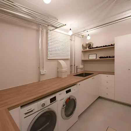 - Zen Haven Luxurious 3-room Japanese-themed With King-size Beds, Balcony, Bamboo Accents, Entertainment Galore & Private Parking - Near Airport & Train Station - Lägenhet