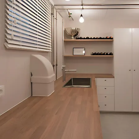 Lägenhet - Zen Haven Luxurious 3-room Japanese-themed With King-size Beds, Balcony, Bamboo Accents, Entertainment Galore & Private Parking - Near Airport & Train Station - *