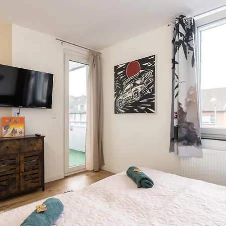 - Zen Haven Luxurious 3-room Japanese-themed With King-size Beds, Balcony, Bamboo Accents, Entertainment Galore & Private Parking - Near Airport & Train Station - 뒤스부르크