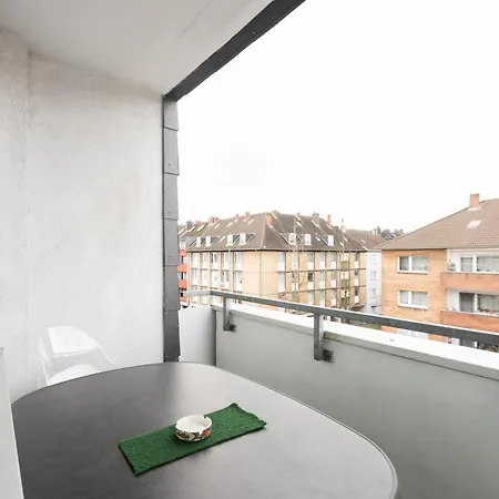 Apartment - Zen Haven Luxurious 3-room Japanese-themed With King-size Beds, Balcony, Bamboo Accents, Entertainment Galore & Private Parking - Near Airport & Train Station - Duisburg