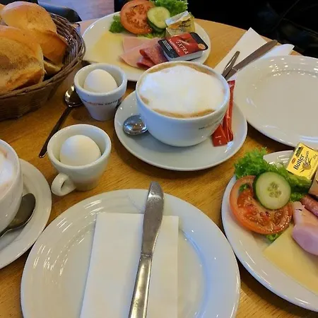 - Zen Haven Luxurious 3-room Japanese-themed With King-size Beds, Balcony, Bamboo Accents, Entertainment Galore & Private Parking - Near Airport & Train Station - Lägenhet