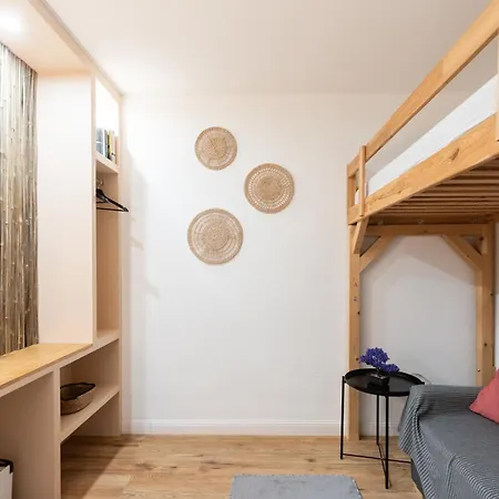 - Zen Haven Luxurious 3-room Japanese-themed With King-size Beds, Balcony, Bamboo Accents, Entertainment Galore & Private Parking - Near Airport & Train Station - 아파트 뒤스부르크