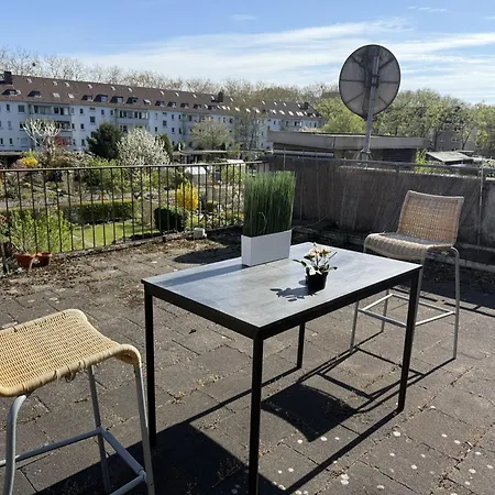 Lägenhet - Zen Haven Luxurious 3-room Japanese-themed With King-size Beds, Balcony, Bamboo Accents, Entertainment Galore & Private Parking - Near Airport & Train Station -