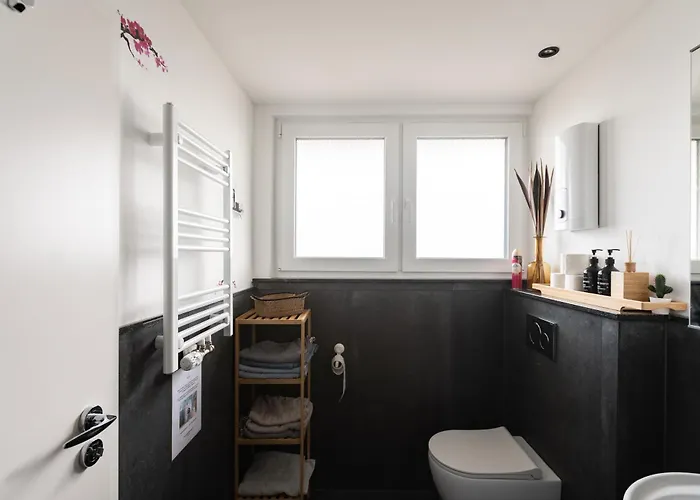 - Zen Haven Luxurious 3-room Japanese-themed With King-size Beds, Balcony, Bamboo Accents, Entertainment Galore & Private Parking - Near Airport & Train Station - Lejlighed