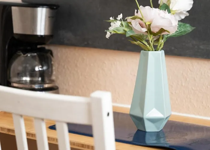 Lejlighed - Zen Haven Luxurious 3-room Japanese-themed With King-size Beds, Balcony, Bamboo Accents, Entertainment Galore & Private Parking - Near Airport & Train Station - Duisburg