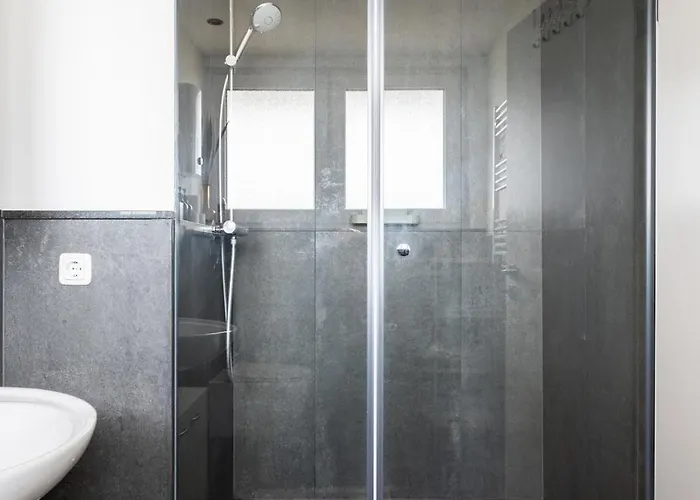 Lejlighed - Zen Haven Luxurious 3-room Japanese-themed With King-size Beds, Balcony, Bamboo Accents, Entertainment Galore & Private Parking - Near Airport & Train Station - Duisburg