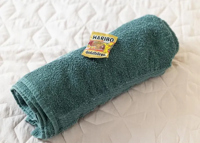 - Zen Haven Luxurious 3-room Japanese-themed With King-size Beds, Balcony, Bamboo Accents, Entertainment Galore & Private Parking - Near Airport & Train Station -