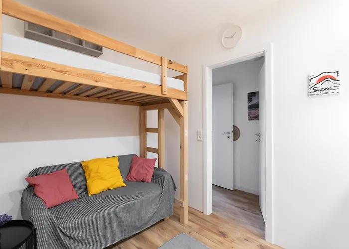 - Zen Haven Luxurious 3-room Japanese-themed With King-size Beds, Balcony, Bamboo Accents, Entertainment Galore & Private Parking - Near Airport & Train Station -