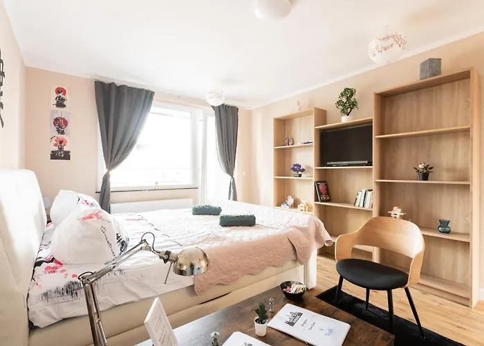 - Zen Haven Luxurious 3-room Japanese-themed With King-size Beds, Balcony, Bamboo Accents, Entertainment Galore & Private Parking - Near Airport & Train Station -