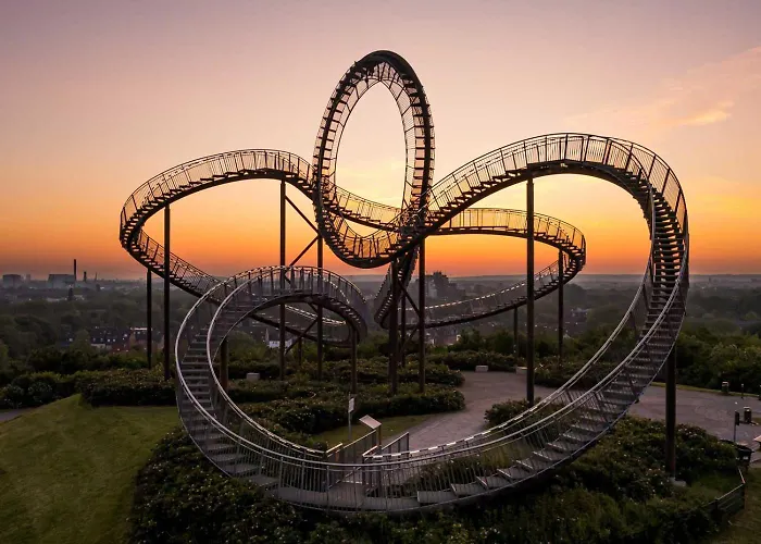 Lejlighed - Zen Haven Luxurious 3-room Japanese-themed With King-size Beds, Balcony, Bamboo Accents, Entertainment Galore & Private Parking - Near Airport & Train Station -