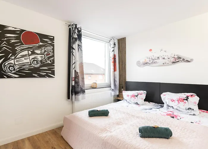 - Zen Haven Luxurious 3-room Japanese-themed With King-size Beds, Balcony, Bamboo Accents, Entertainment Galore & Private Parking - Near Airport & Train Station -