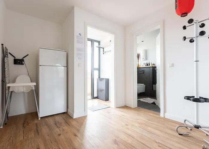 - Zen Haven Luxurious 3-room Japanese-themed With King-size Beds, Balcony, Bamboo Accents, Entertainment Galore & Private Parking - Near Airport & Train Station - *