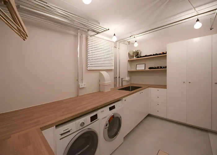 - Zen Haven Luxurious 3-room Japanese-themed With King-size Beds, Balcony, Bamboo Accents, Entertainment Galore & Private Parking - Near Airport & Train Station - Lejlighed