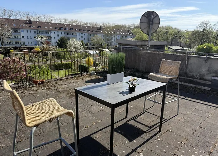 Lejlighed - Zen Haven Luxurious 3-room Japanese-themed With King-size Beds, Balcony, Bamboo Accents, Entertainment Galore & Private Parking - Near Airport & Train Station -