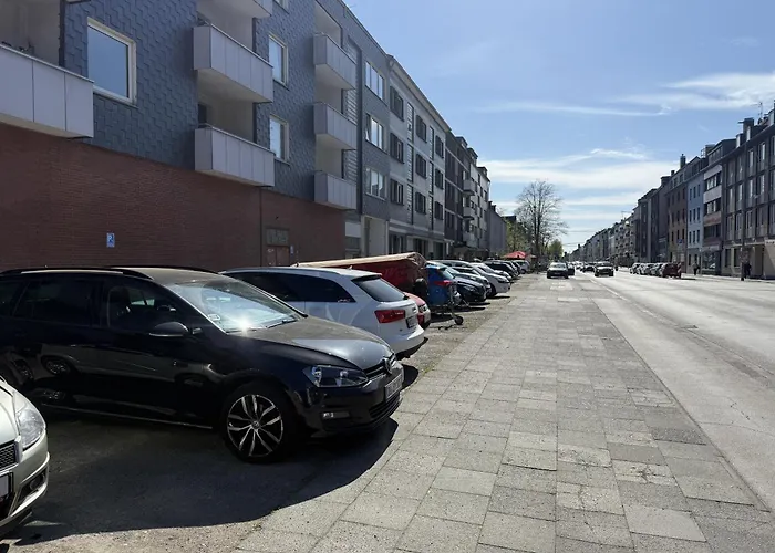 - Zen Haven Luxurious 3-room Japanese-themed With King-size Beds, Balcony, Bamboo Accents, Entertainment Galore & Private Parking - Near Airport & Train Station - *